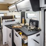 Küche mit Waschbecken, Kochfelder und mehreren Schränken im Forster Alkoven Wohnmobil A699 VB