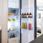 Großer Kühlschrank mit Getränken und Lebensmitteln im Forster Alkoven Wohnmobil A699 VB