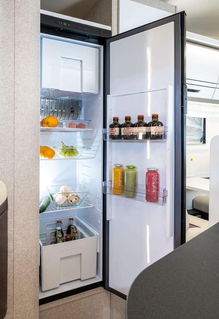 Großer Kühlschrank mit Getränken und Lebensmitteln im Forster Alkoven Wohnmobil A699 VB