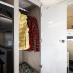 Kleiderschrank mit Kleidern im Forster Alkoven Wohnmobil A699 VB