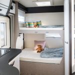 Stockbett für Kinder mit Decke, Kissen und Kuscheltieren im Forster Alkoven Wohnmobil A699 VB