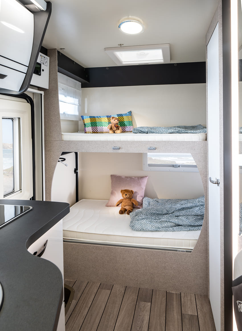 Stockbett für Kinder mit Decke, Kissen und Kuscheltieren im Forster Alkoven Wohnmobil A699 VB