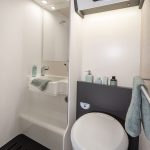 Bad mit offener Dusche, Toilette und Wandschrank im Forster Wohnmobil T699 EB
