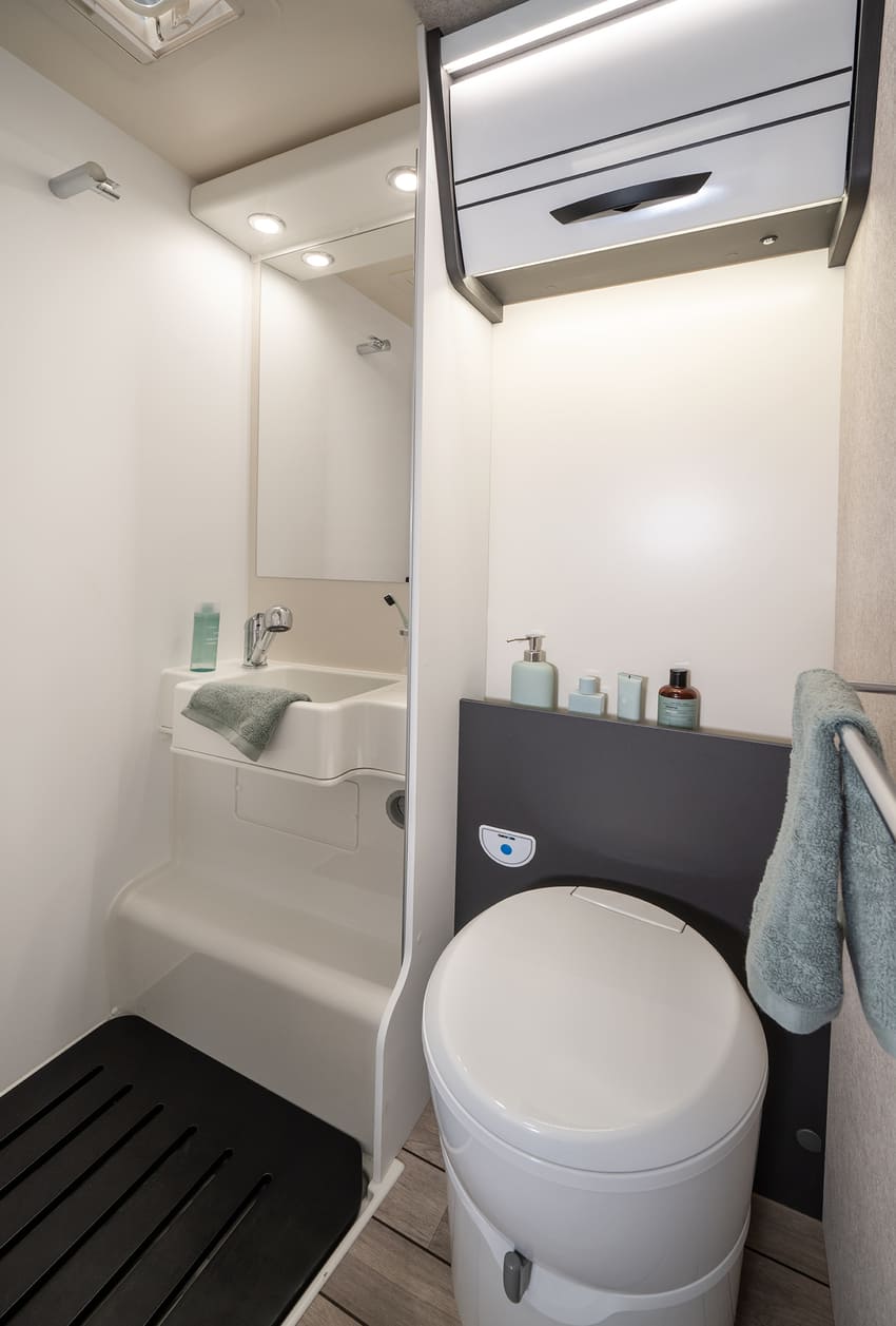 Bad mit offener Dusche, Toilette und Wandschrank im Forster Wohnmobil T699 EB