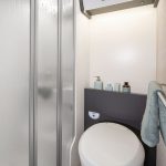 Bad mit geschlossener Duschkabine, Toilette und Schrank im Forster Wohnmobil T699 EB