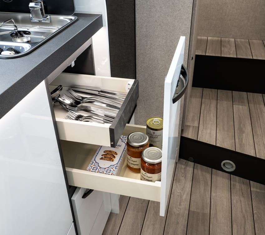 Küchenschrank mit Besteckschublade und Vorratsschrank im Forster Wohnmobil T699 EB